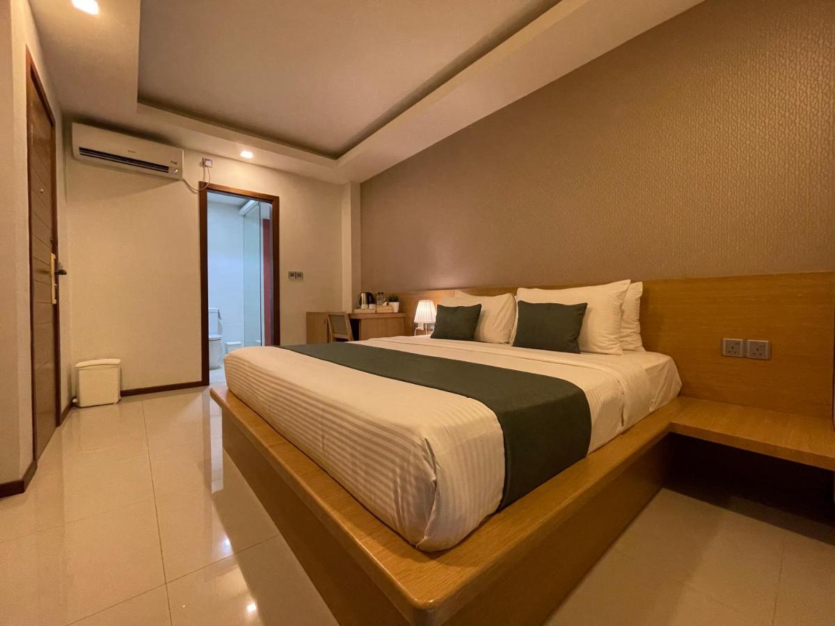Huvan Beach Hotel At Хулхумале Екстериор снимка