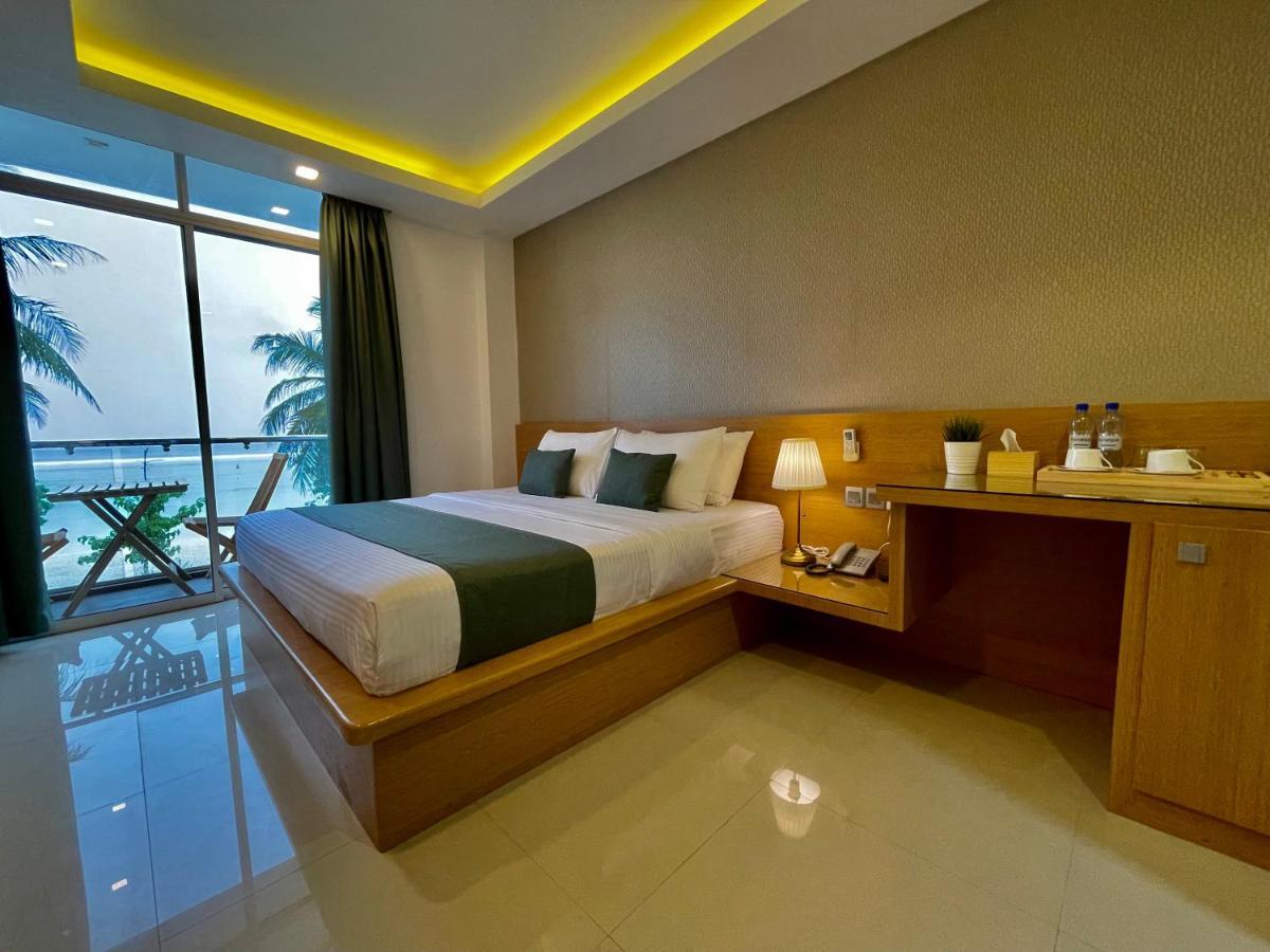 Huvan Beach Hotel At Хулхумале Екстериор снимка